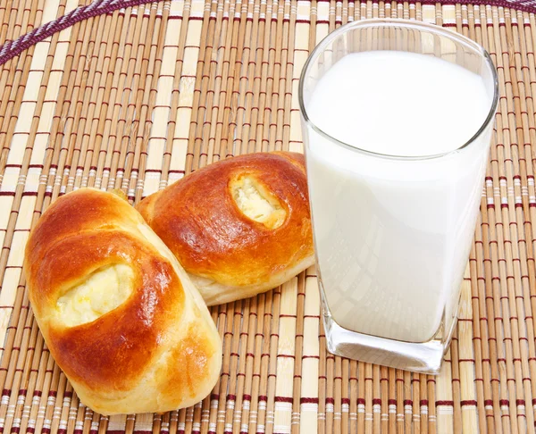 stock image Fresh buns and glass of milk