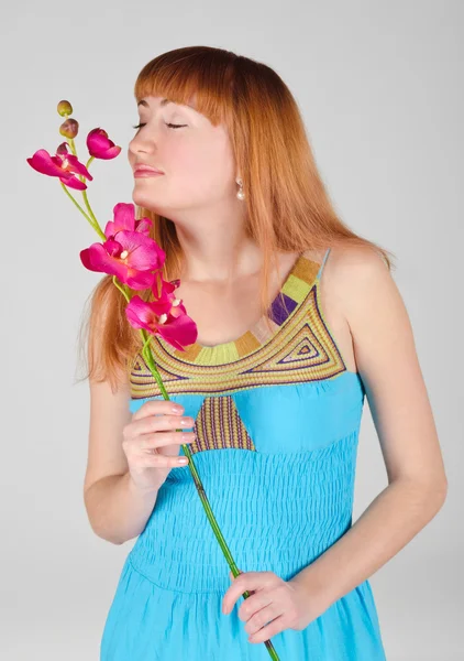 Menina bonita com uma orquídea — Fotografia de Stock