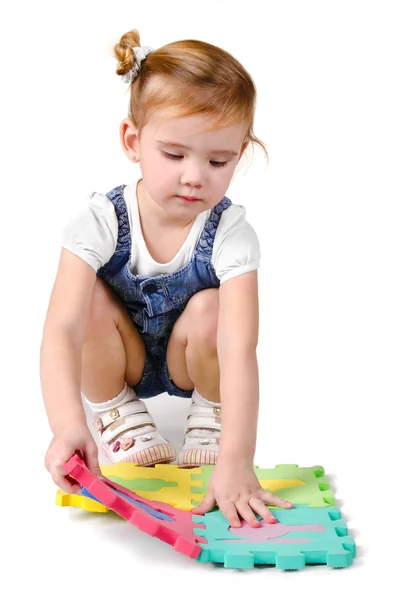 Porträt eines kleinen Mädchens, das mit Bauklötzen spielt — Stockfoto