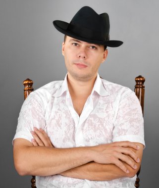 şapkalı bir genç adam portresi