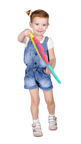 Porträt eines kleinen Mädchens, das mit Bauklötzen spielt — Stockfoto