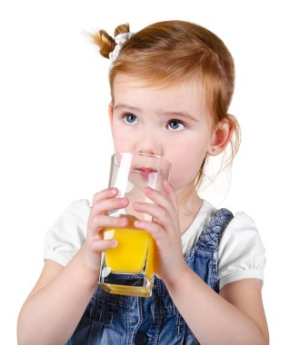 meyve suyu içme güzel küçük kız portresi