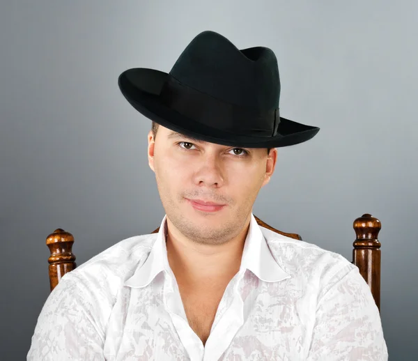 Porträtt av ung man i en hatt — Stockfoto