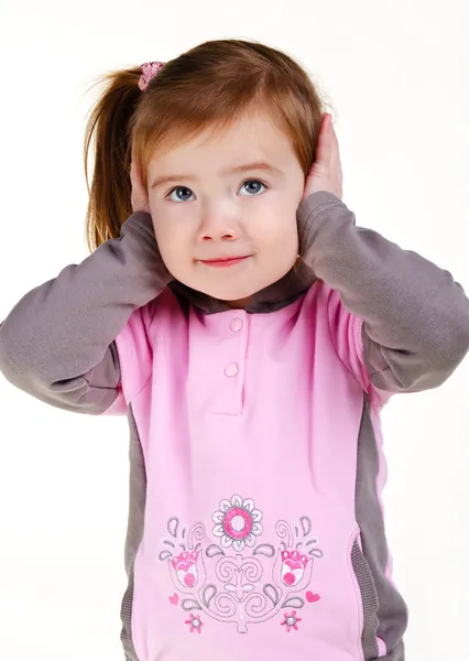 Porträt eines kleinen Mädchens, das seine Ohren mit Händen bedeckt — Stockfoto