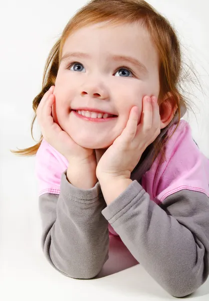 Портрет счастливой улыбающейся маленькой девочки — стоковое фото