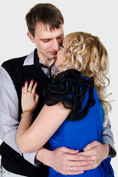 키스 하는 젊은 커플의 초상화 — 스톡 사진