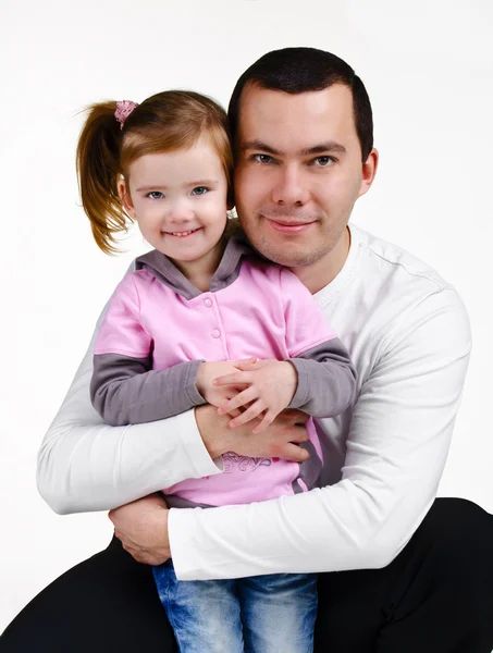 Vater und Tochter umarmen sich lächelnd — Stockfoto