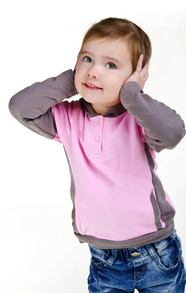 Portrét holčička pokrývající její uši rukama — Stock fotografie