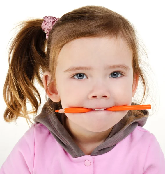 귀여운 어린 소녀를 치아에 연필을 들고의 초상화 — 스톡 사진