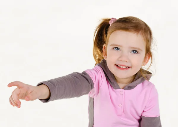 Retrato de una niña sonriente mostrando algo —  Fotos de Stock