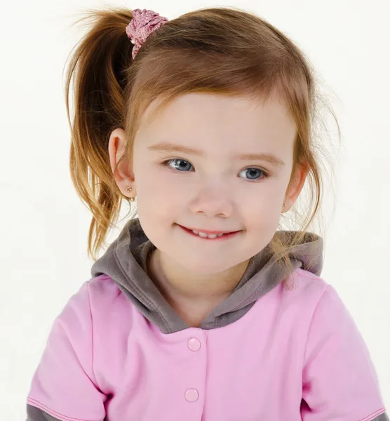 Портрет милой улыбчивой маленькой девочки — стоковое фото
