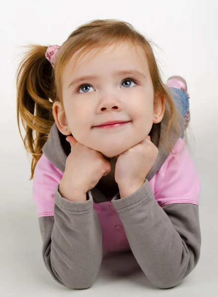Portrait de mignonne petite fille souriante — Photo