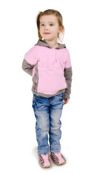 Портрет улыбающейся маленькой девочки в джинсах — стоковое фото