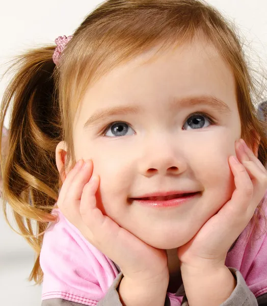 Portret van gelukkig lachend klein meisje — Stockfoto