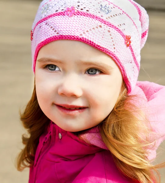 Portrét holčička venku na jarní den — Stock fotografie
