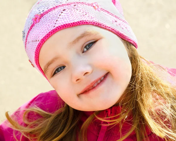 Πορτρέτο του χαμογελαστό κοριτσάκι σε εξωτερικούς χώρους σε μια ανοιξιάτικη μέρα — Φωτογραφία Αρχείου