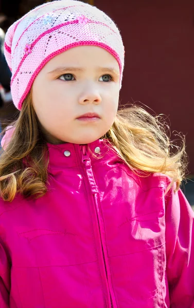 Ritratto di bambina all'aperto in un giorno di primavera — Foto Stock