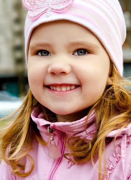 Portrét usměvavá holčička venku na jarní den — Stock fotografie