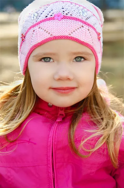 Portrait de petite fille en plein air un jour de printemps — Photo