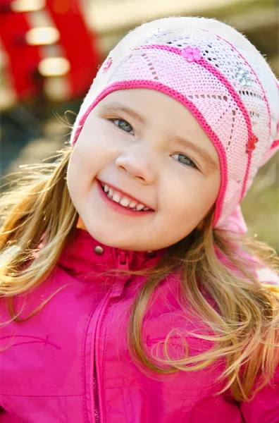 Kint a tavaszi nap mosolygós kislány portréja — Stock Fotó