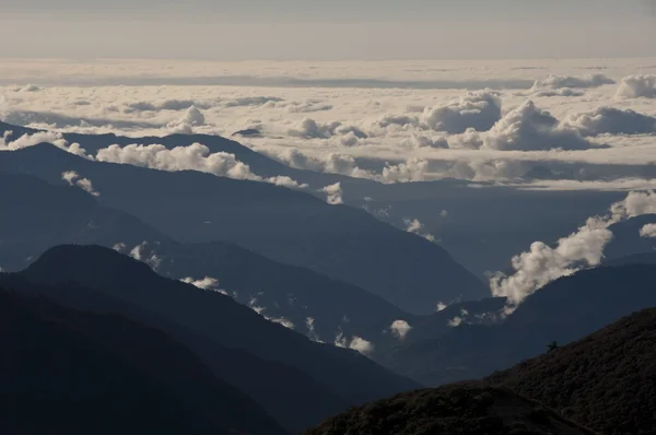 Cloudscape com várias linhas de montanha — Fotografia de Stock