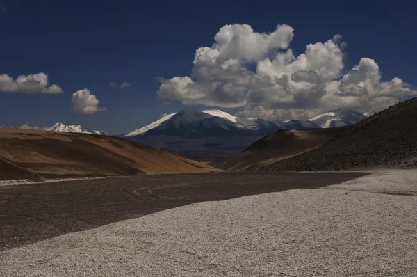 Цветной альтиплано пейзаж в горах Анд Чиле — стоковое фото