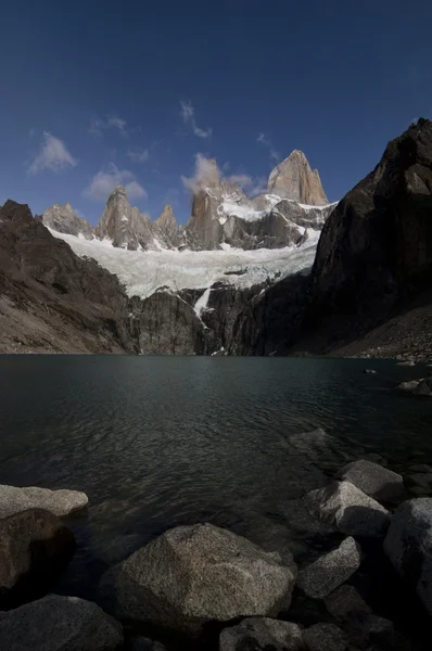 Hó lavina alatt cerro fitz roy tower, los glaciares park — Stock Fotó