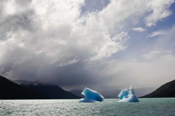 바다에 떠 있는 두 개의 빙산 스톡 사진