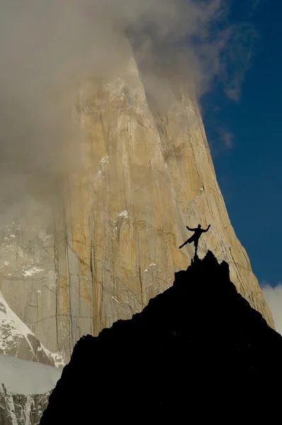 Alpinista balanceamento em falésias de frente para a parede maciça de Fitz Roy pico — Fotografia de Stock