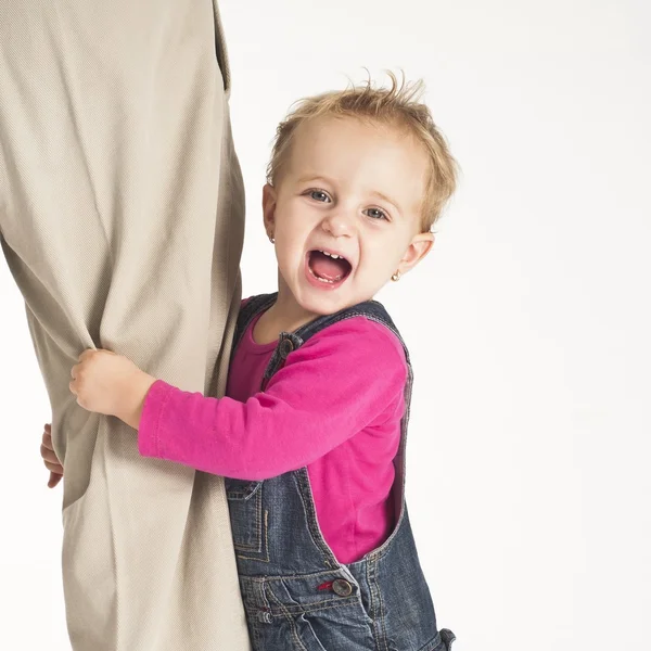 Счастливая маленькая девочка обнимает отцов за бедро — стоковое фото