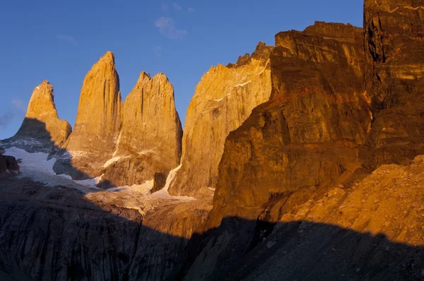 Torres del paine torens bij zonsopgang, torres del paine Nationaalpark, patagon — Stockfoto