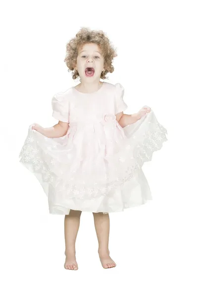 Beyaz izole bir elbiseyle neşeli çıplak ayakla yürümeye başlayan çocuk kız — Stok fotoğraf