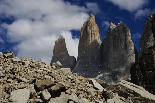 Torres del paine torens bij zonsopgang, torres del paine Nationaalpark, patagon — Stockfoto