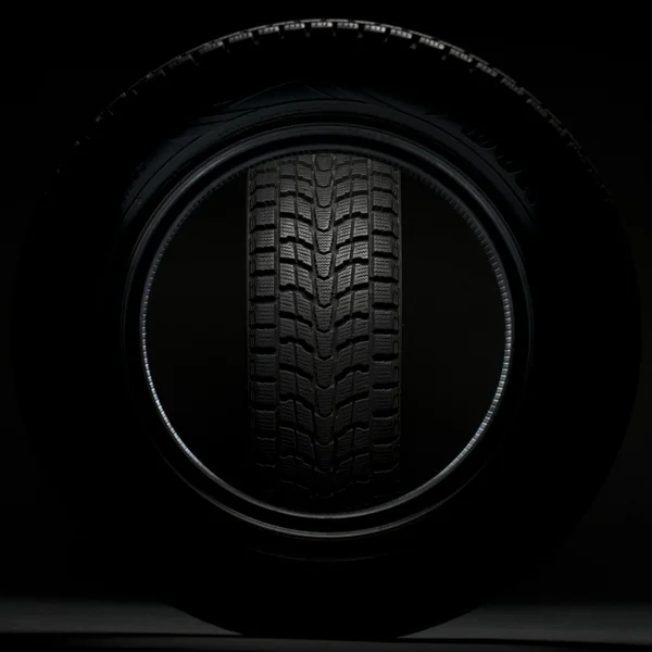 Pneu de inverno preto visto através do círculo de outro pneu de inverno — Fotografia de Stock