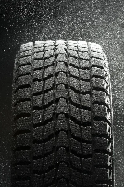 Jedna zimní pneumatika Vyšlápnul sněhové vločky — Stock fotografie