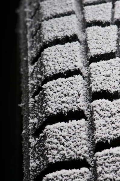 Estudio detalle de cerca de la banda de rodadura de neumáticos de invierno lleno de nieve —  Fotos de Stock