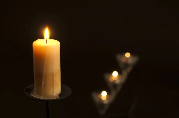 Illuminazione delle candele nel buio con profondità di campo poco profonda Foto Stock Royalty Free