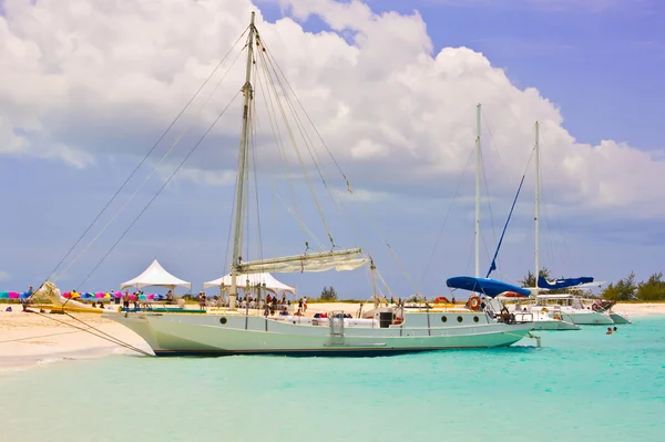 タークス ・ カイコス諸島の人けのないビーチでボート ストック写真