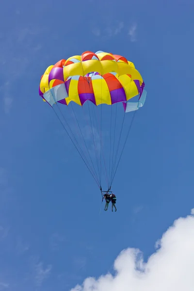 Berrak gökyüzü karşı parasailing ikilisi — Stok fotoğraf