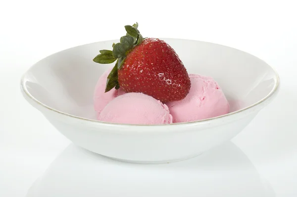 草莓冰淇淋的三勺 — 图库照片