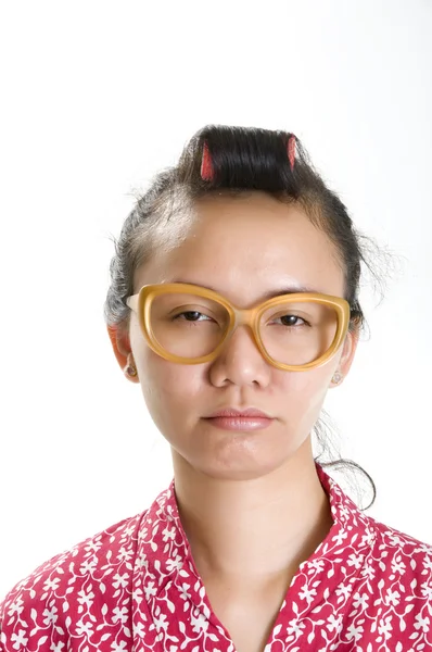 Giovane ragazza in bigodini e grandi bicchieri — Foto Stock