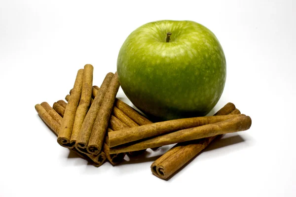 stock image Green apple with cinnamon sticks