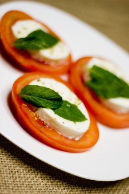 Mozzarella peyniri ve domates