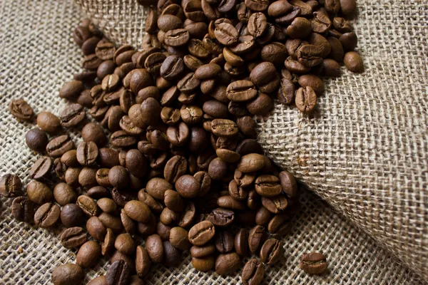 A zsákolás a szemes kávé — Stock Fotó