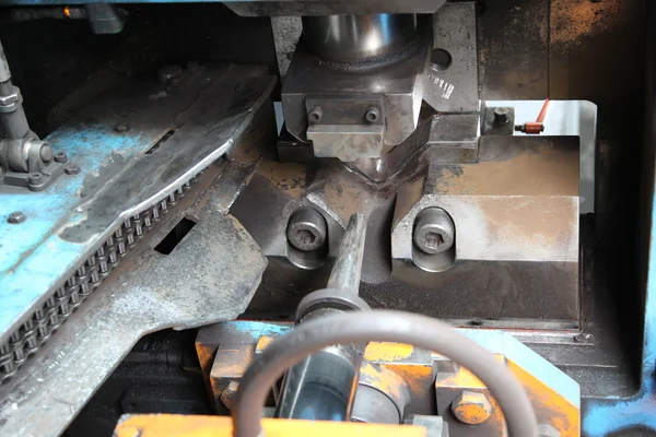 Arbetsyta av maskinen, som klipper metall arbetsstycket — Stockfoto