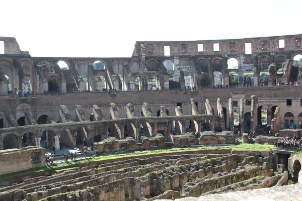 De ruïnes van het colosseum, rome — Stockfoto