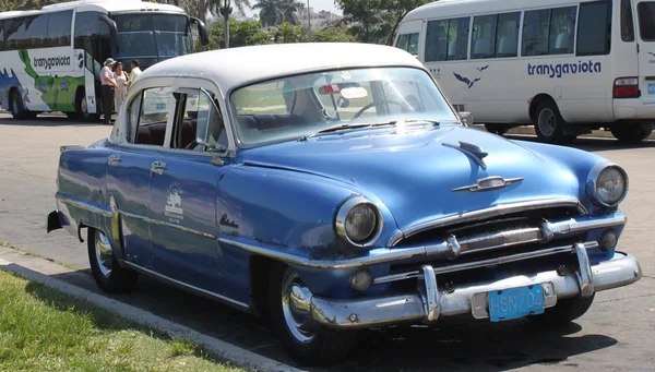 Американская машина на улице в Гаване, Куба — стоковое фото