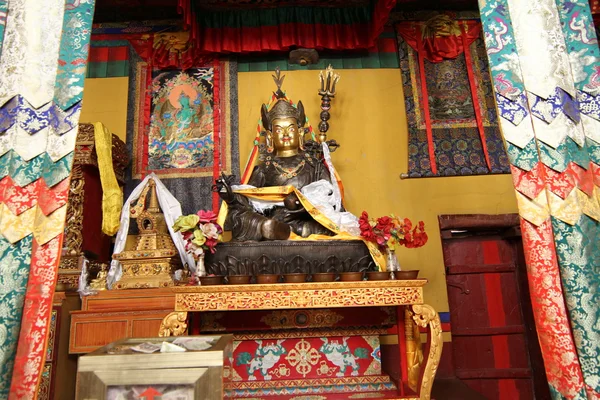 Socha v buddhistickém klášteře — Stock fotografie
