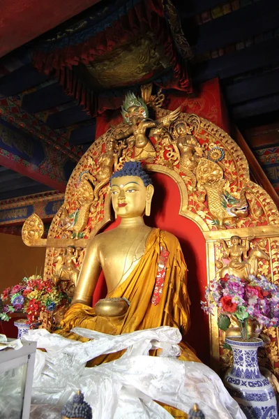 Sculpture dans le monastère bouddhiste — Photo