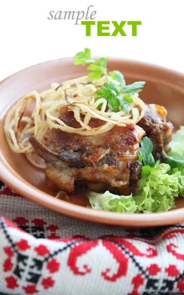 Varkensribbetjes met uien en greens — Stockfoto